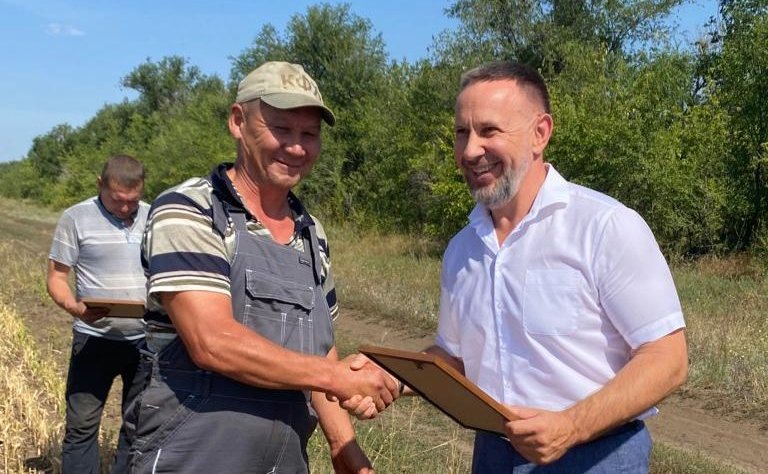 Олег Алексеев в рамках работы в регионе посетил крестьянско-фермерское хозяйство в Энгельсском районе