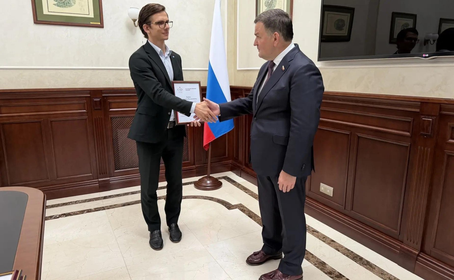 Сергей Перминов в ходе региональной недели вручил землякам награды СФ