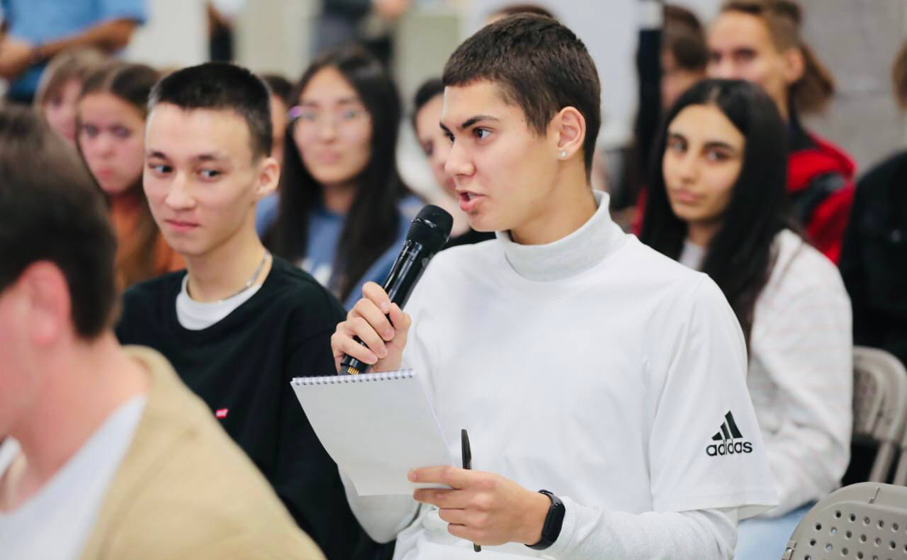 Андрей Хапочкин встретился с сахалинской молодежью в рамках слета «Время быть», приуроченного к Всемирному дню молодежи