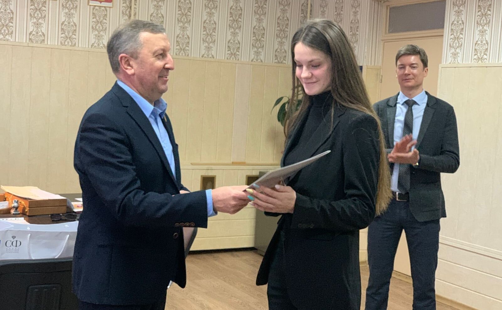 Сергей Березкин наградил победителей V Всероссийской детской творческой школы-конкурса «Портрет твоего края» от региона, а также их учителей-наставников