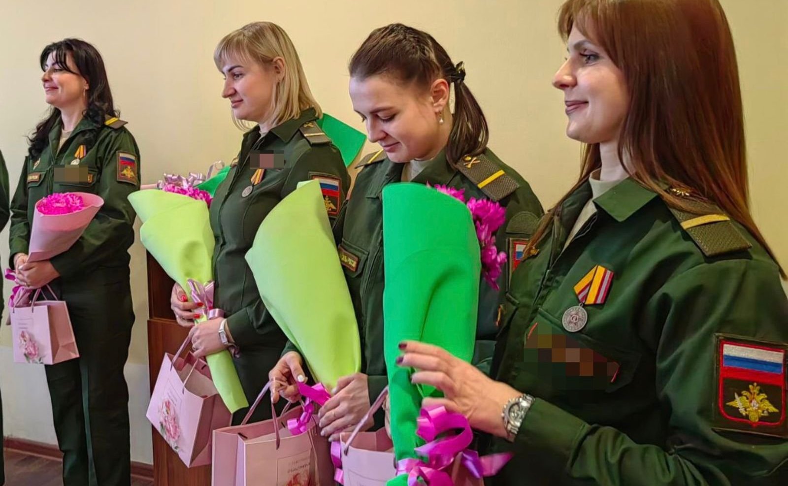 Артем Малащенков поздравил смолянок-военнослужащих с Международным женским днем