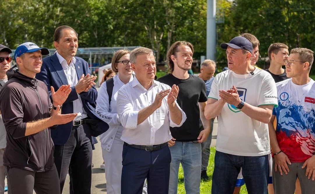 Андрей Хапочкин вместе с главой региона Валерием Лимаренко и мэром Южно-Сахалинска Сергеем Надсадиным посетили площадки фестиваля и пообщались с молодёжью