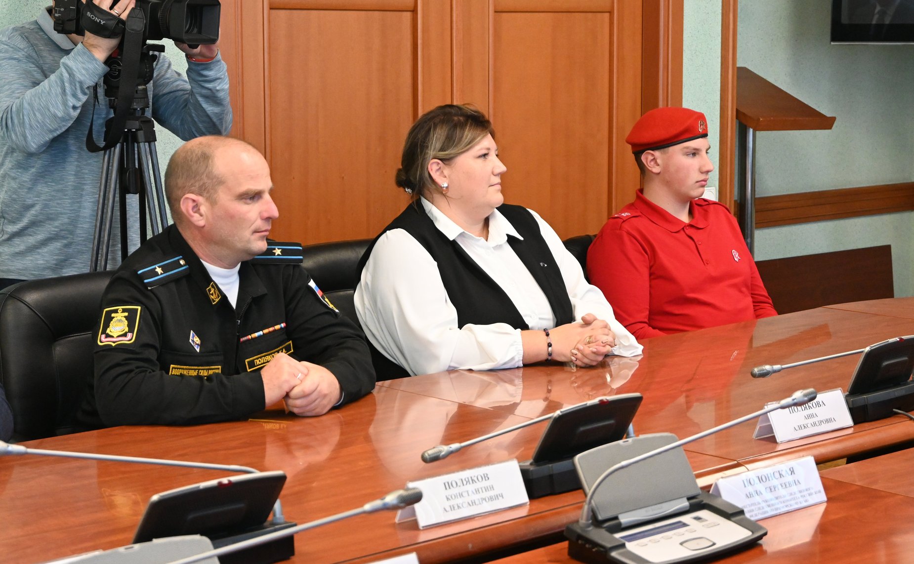 Александр Ролик во время региональной недели в торжественной обстановке вручил памятную медаль Совета Федерации «За проявленное мужество» школьнику из села Чугуевка Приморского края Тимофею Полякову