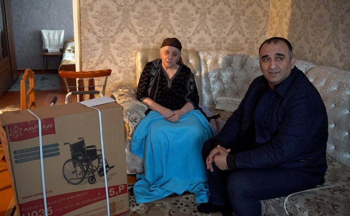 Мохмад Ахмадов передал Хасибе Хасаевой и Зине Хаджаевой дополнительную материальную помощь от Регионального общественного фонда им. Героя России А.-Х.А. Кадырова