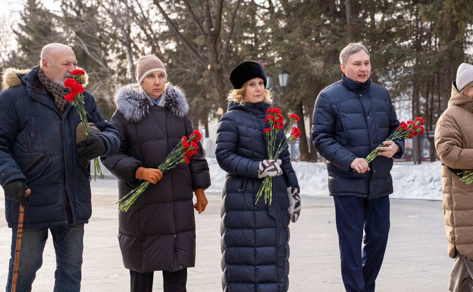 Сенаторы приняли участие в возложении цветов к мемориалу «Матерям победителям» в Сквере Победы