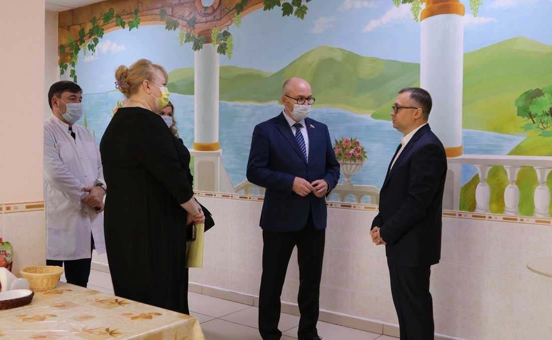 Олег Цепкин проконтролировал работу и техническое оснащение Челябинского геронтологического центра