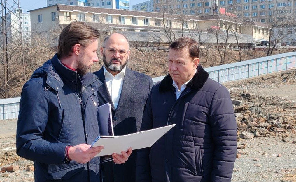 В ходе региональной недели Александр Ролик провел рабочие встречи и осмотрел ряд объектов во Владивостоке