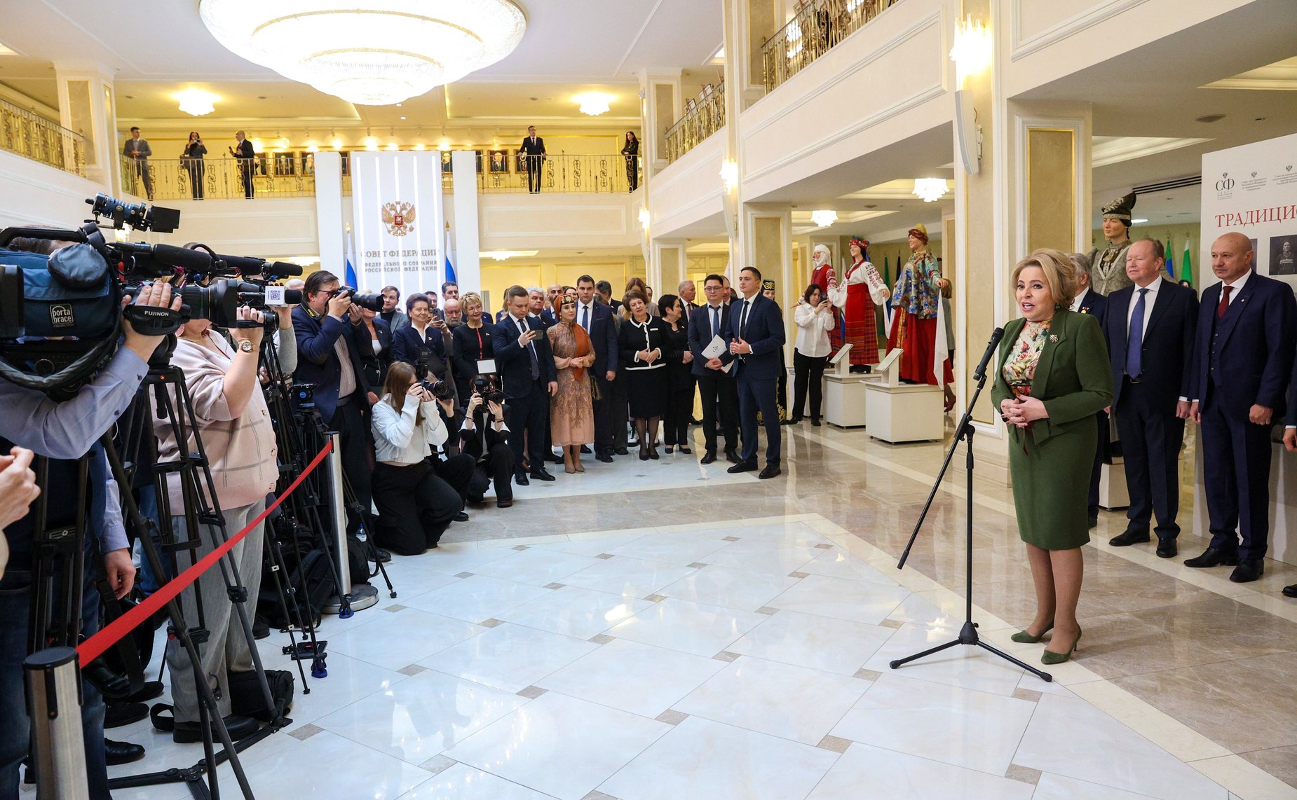 В Совете Федерации открылась выставка «Традиционные женские образы России»