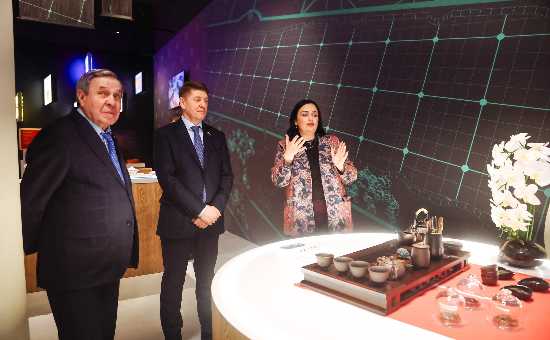 Сенаторы РФ посетили Дом Российско-Китайской дружбы и ознакомились с проектами строительства трансграничной канатной дороги через реку Амур и международного конгрессного выставочного центра, гостиничного комплекса