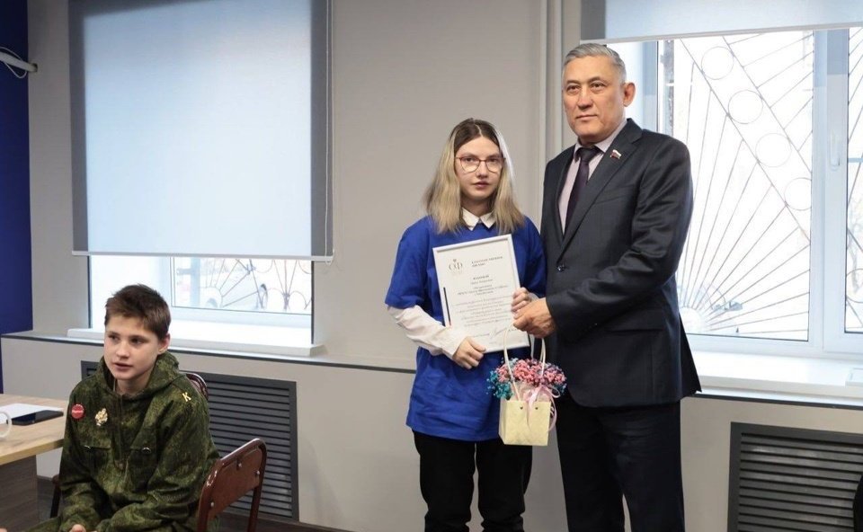 Юрий Валяев встретился с победителями детского творческого конкурса «Портрет твоего края» в Еврейской автономной области