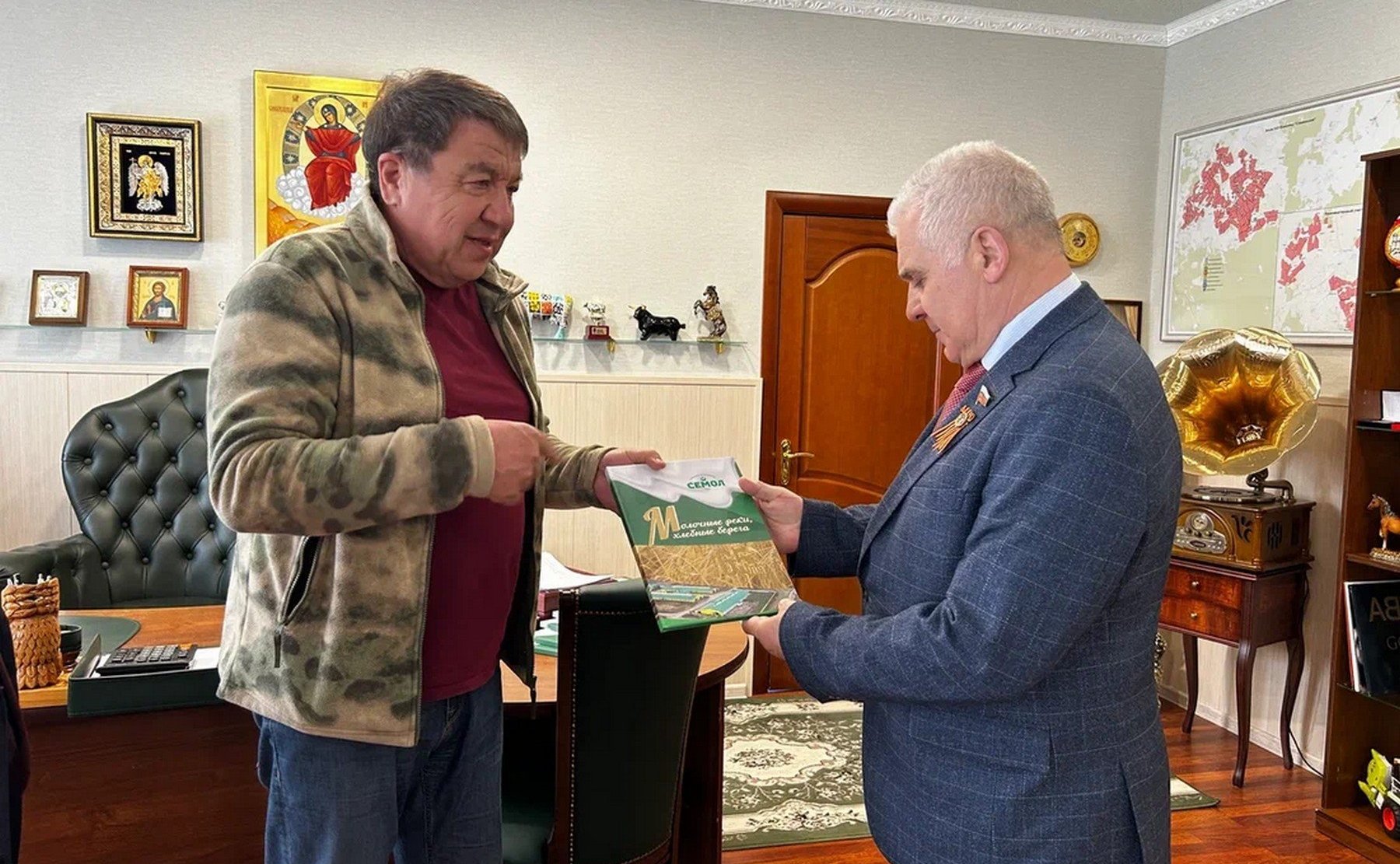 В ходе посещения племзавода Сергей Мартынов ознакомился с результатами его работы, перспективами развития и условиями труда сотрудников