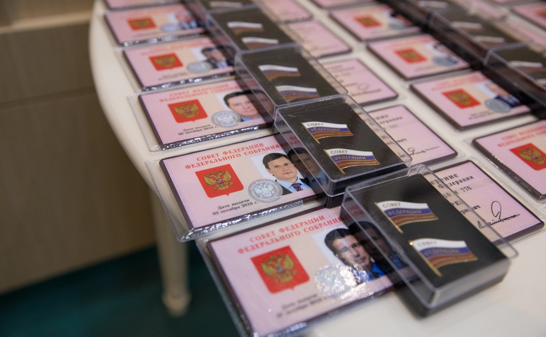 Удостоверения новых сенаторов