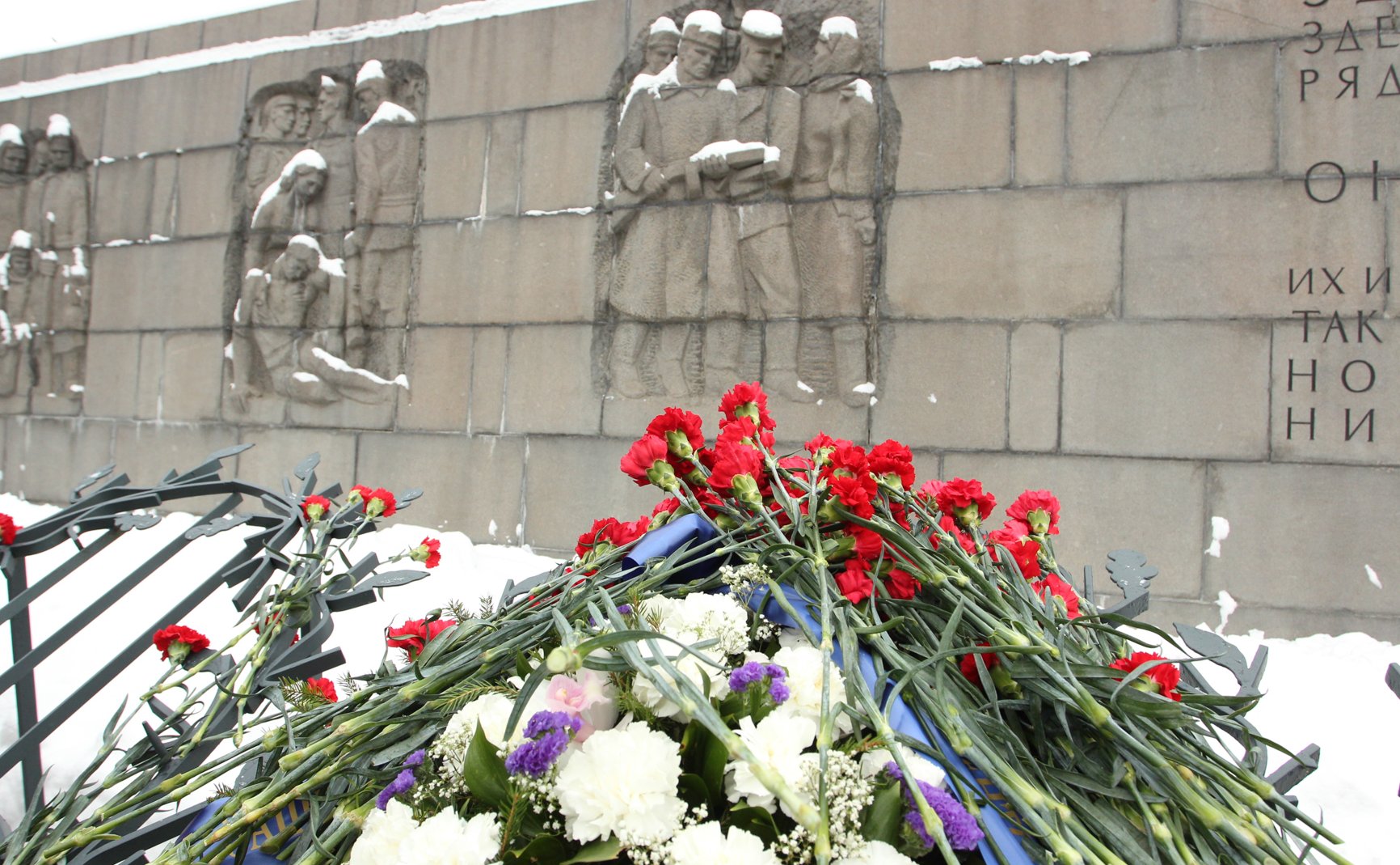 Церемония возложения венков на Пискаревском кладбище по случаю 71-й годовщины снятия блокады Ленинграда