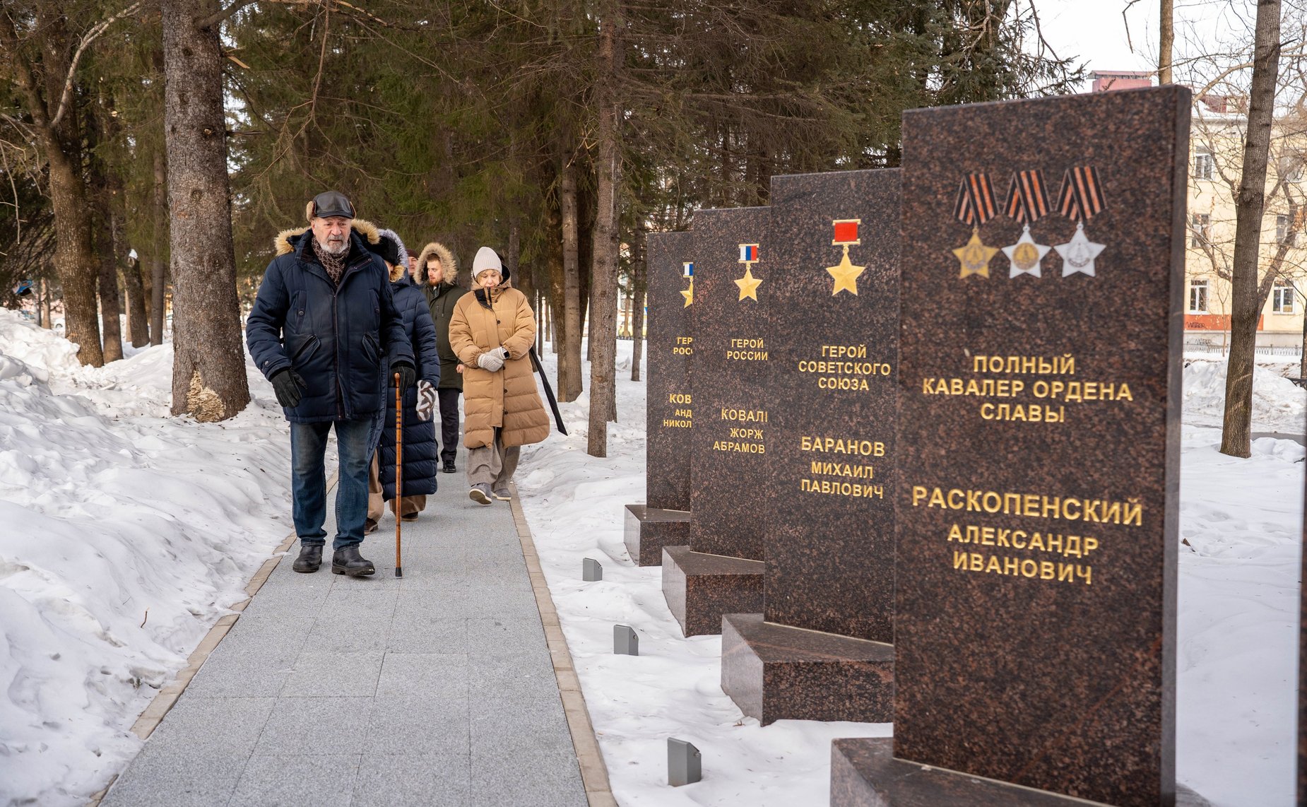 Сенаторы приняли участие в возложении цветов к мемориалу «Матерям победителям» в Сквере Победы