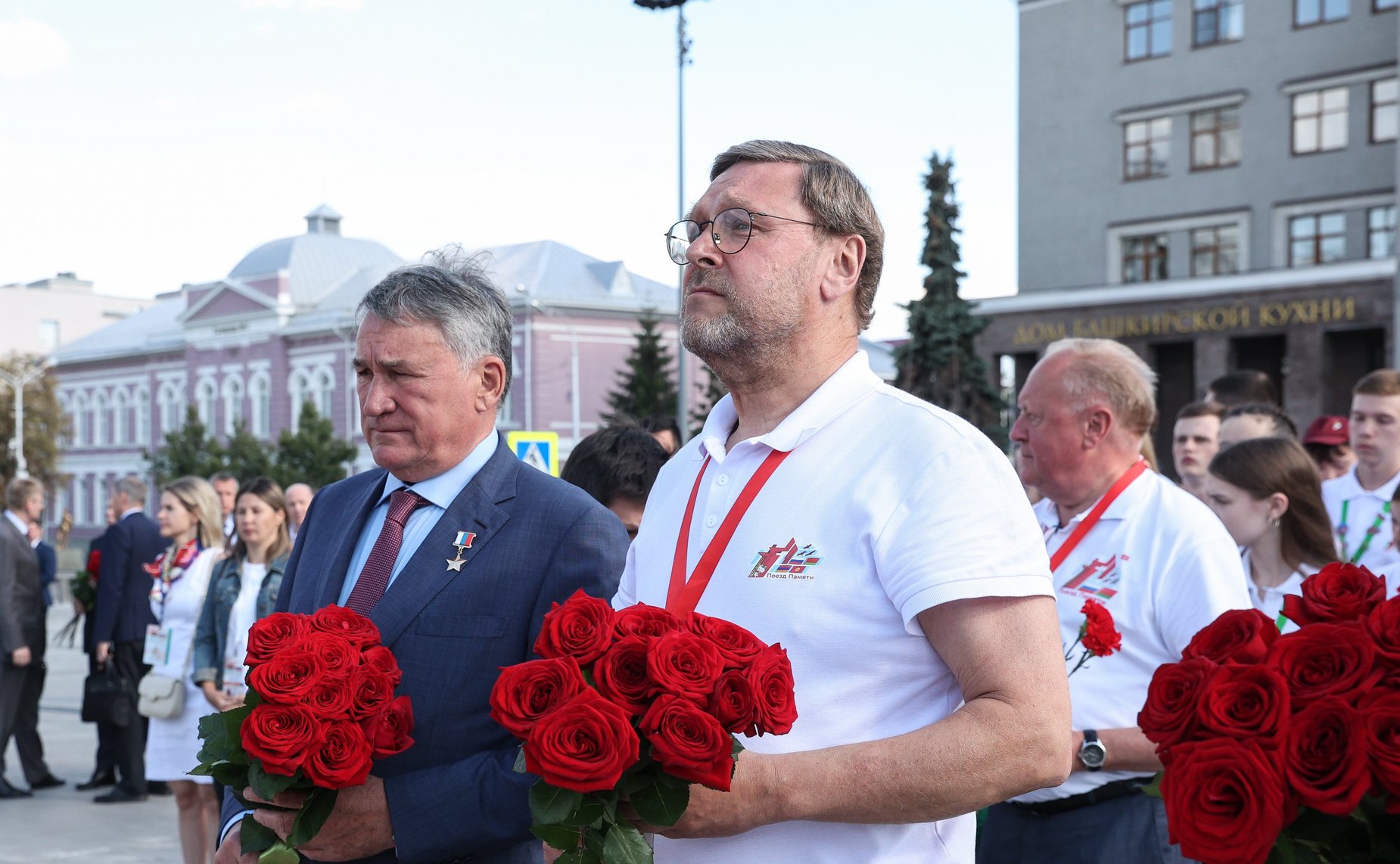 Валентина Матвиенко и Наталья Кочанова вместе с участниками «Поезда Памяти» возложили цветы к памятнику генералу Минигали Шаймуратову и мемориалу павшим в боях за Родину
