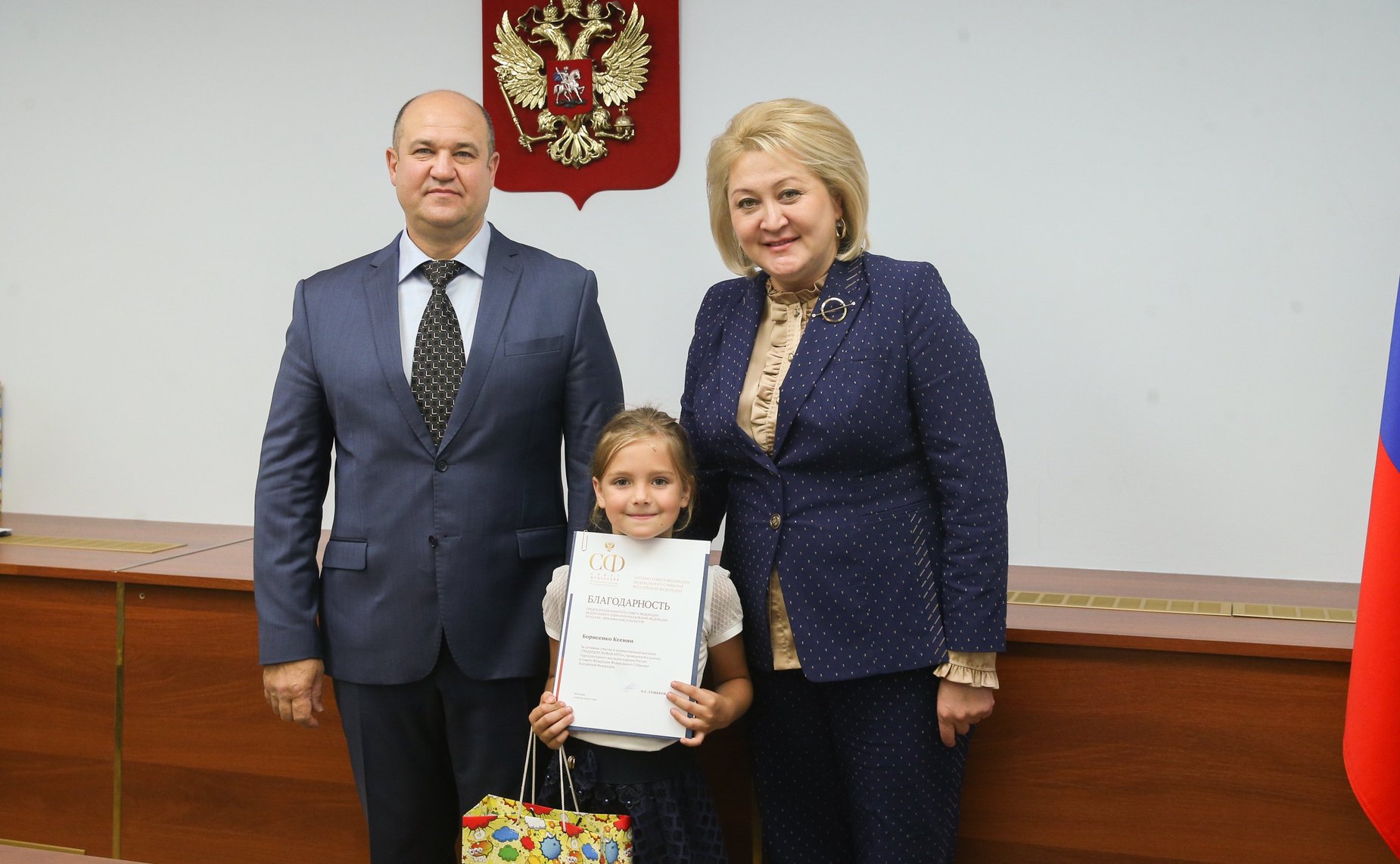 Награждение детей – участников выставки детских художественных работ «Традиции живая нить»