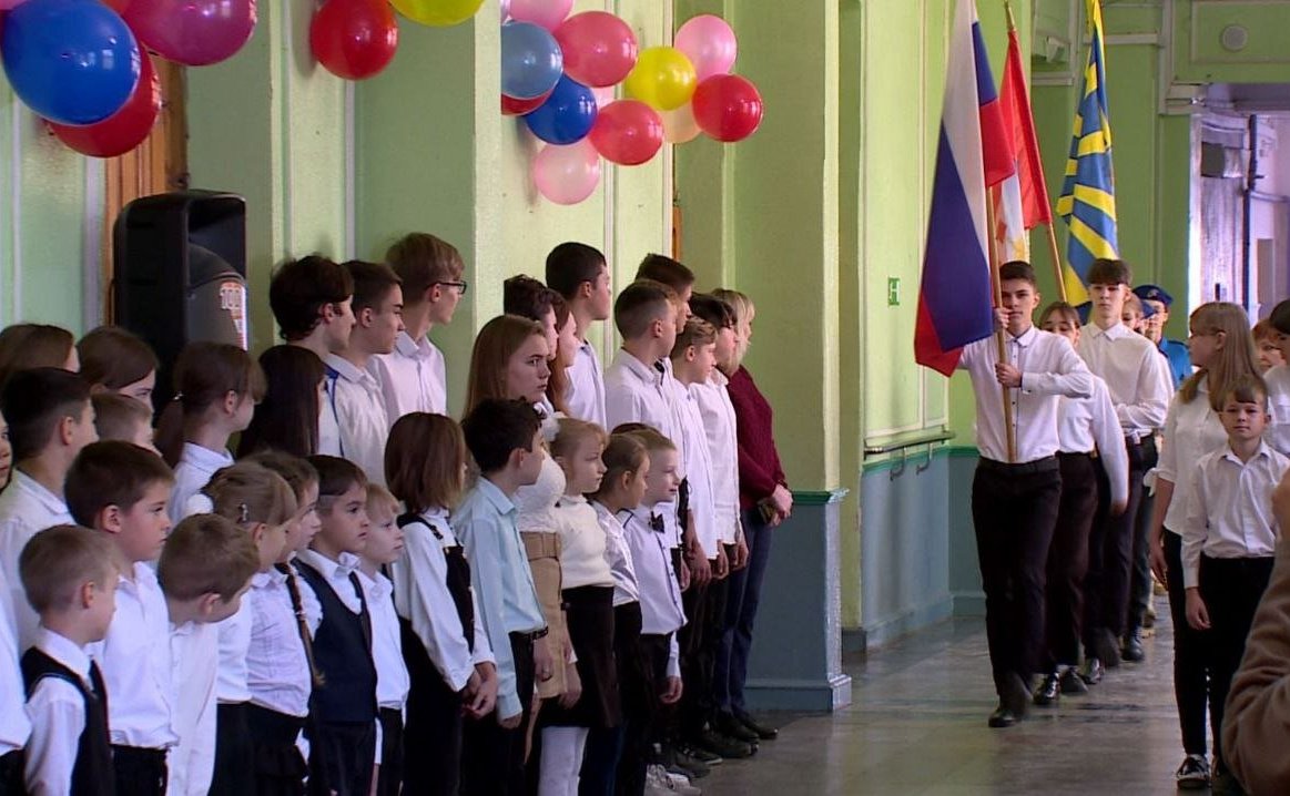 Екатерина Алтабаева вручила коллективу школы Благодарность Председателя Совета Федерации Валентины Матвиенко