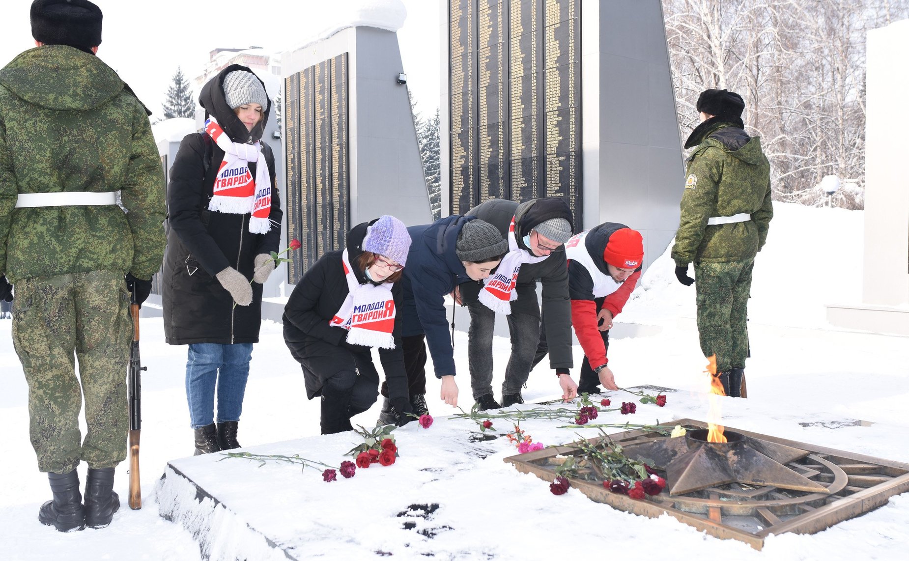 Татьяна Гигель вместе с депутатами республики: и. о. Председателя Государственного Собрания – Эл Курултай Республики Алтай и добровольцами Волонтерского центра возложила живые цветы к Вечному огню