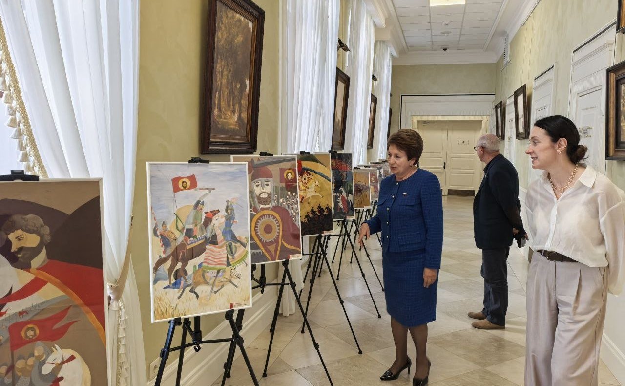 Екатерина Алтабаева приняла участие в открытии выставки «Ради жизни на земле» в Севастопольской школе искусств