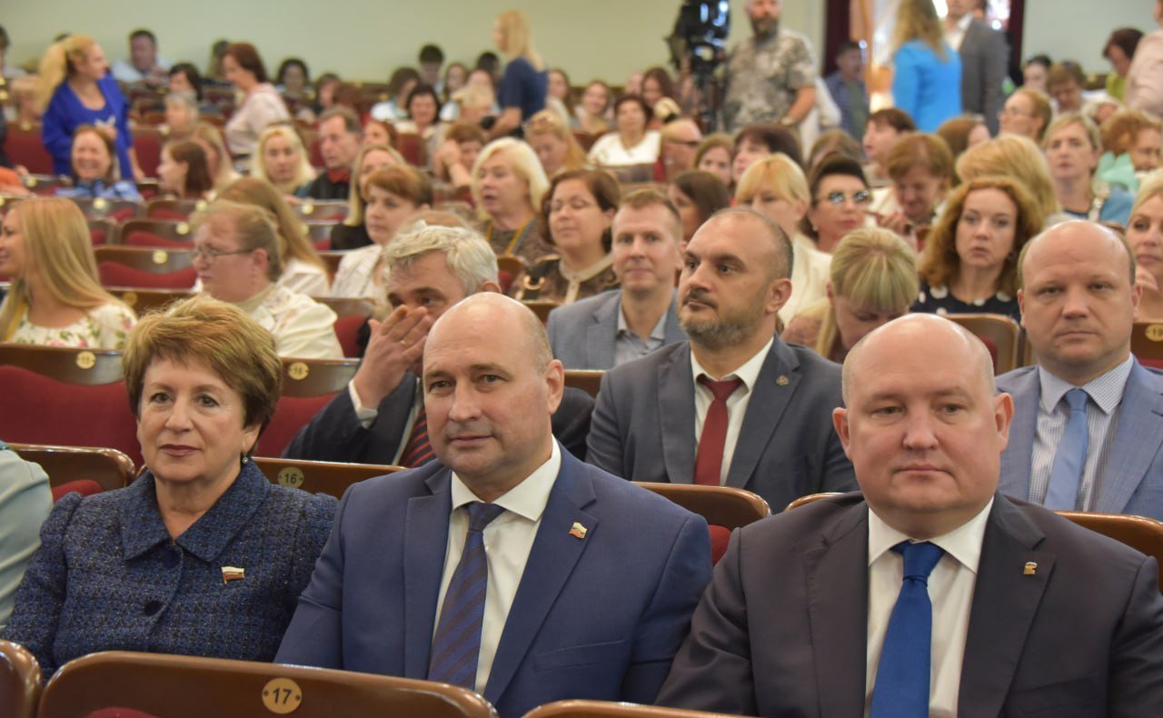 Екатерина Алтабаева вместе с губернатором Михаилом Развожаевым, председателем регионального Законодательного собрания Владимиром Немцевым и депутатом Государственной Думы Татьяной Лобач приняла участие в торжественном собрании, посвящённом Дню учителя