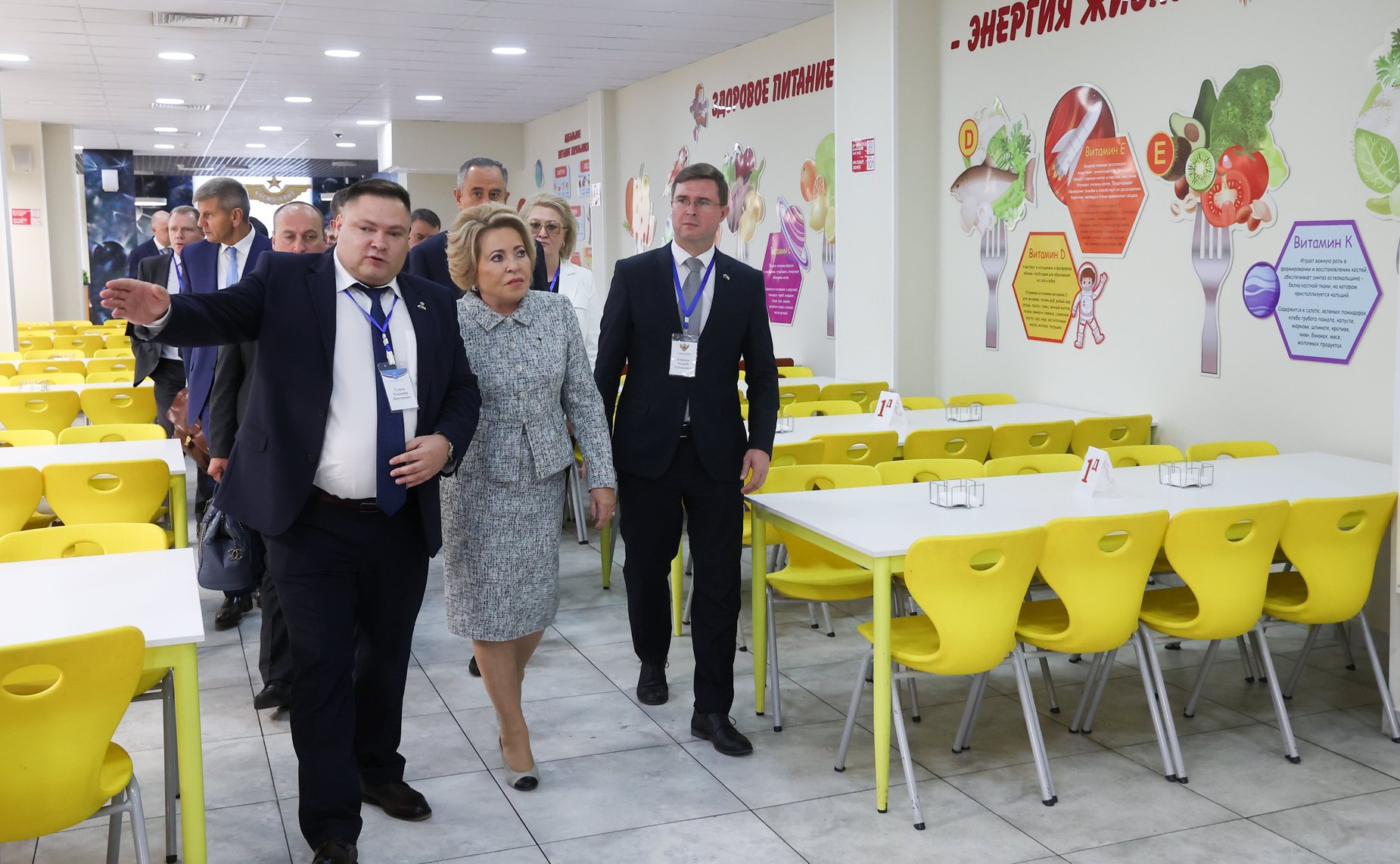 В Душанбе Валентина Матвиенко посетила школу имени Ю.А. Гагарина, пообщалась с учителями и учащимися и наградила лучших педагогов