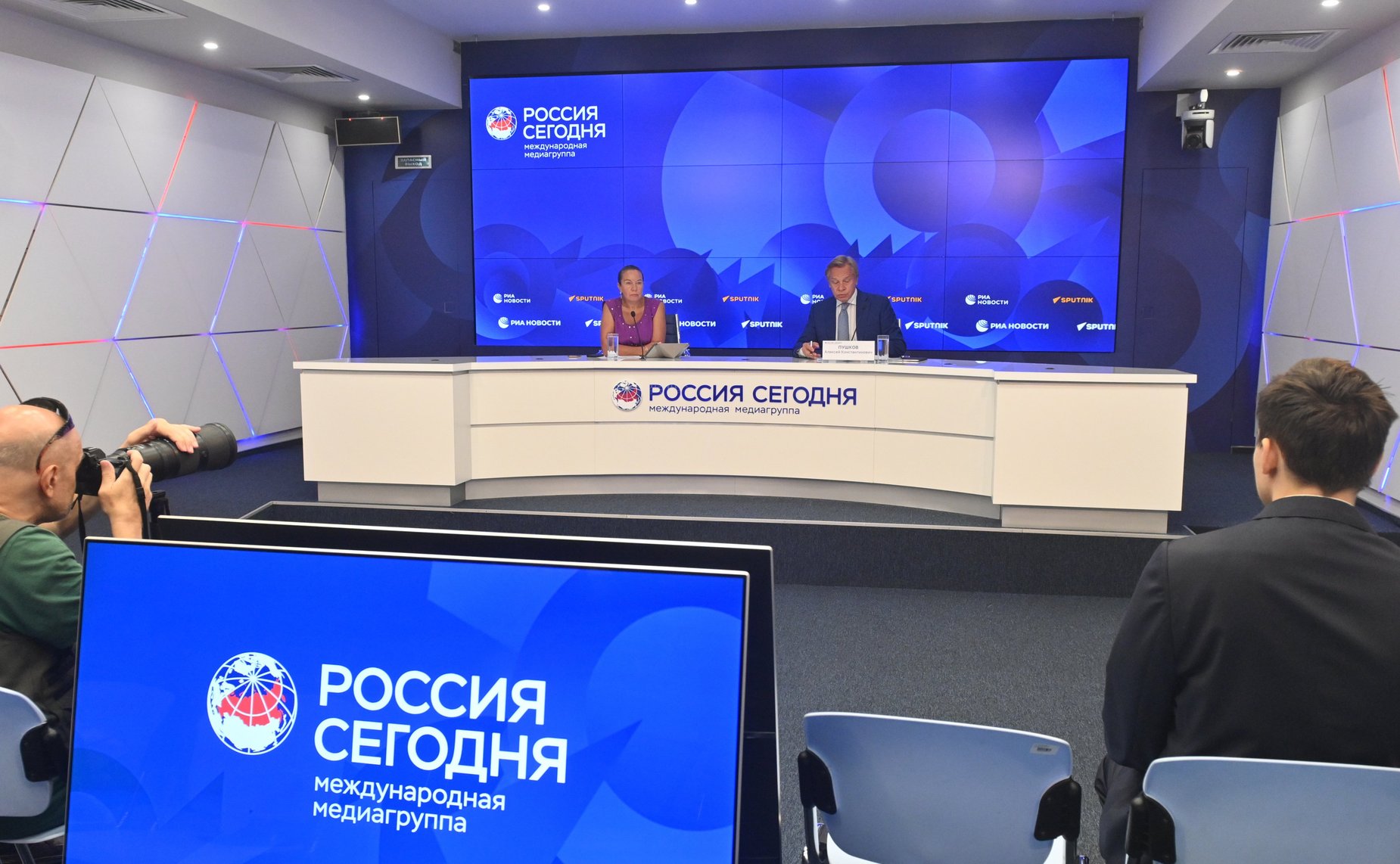В Пресс-центре «Россия сегодня» прошла пресс-конференция председателя Комиссии Совета Федерации по информационной политике и взаимодействию со СМИ Алексея Пушкова об основных направлениях и о перспективах работы Комиссии в 2024–2025 политическом году