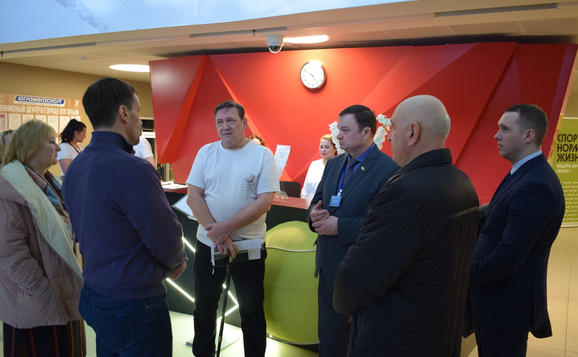 Эдуард Исаков посетил учреждения социального обслуживания и образования, здравоохранения и спорта в Когалыме и Нижневартовске