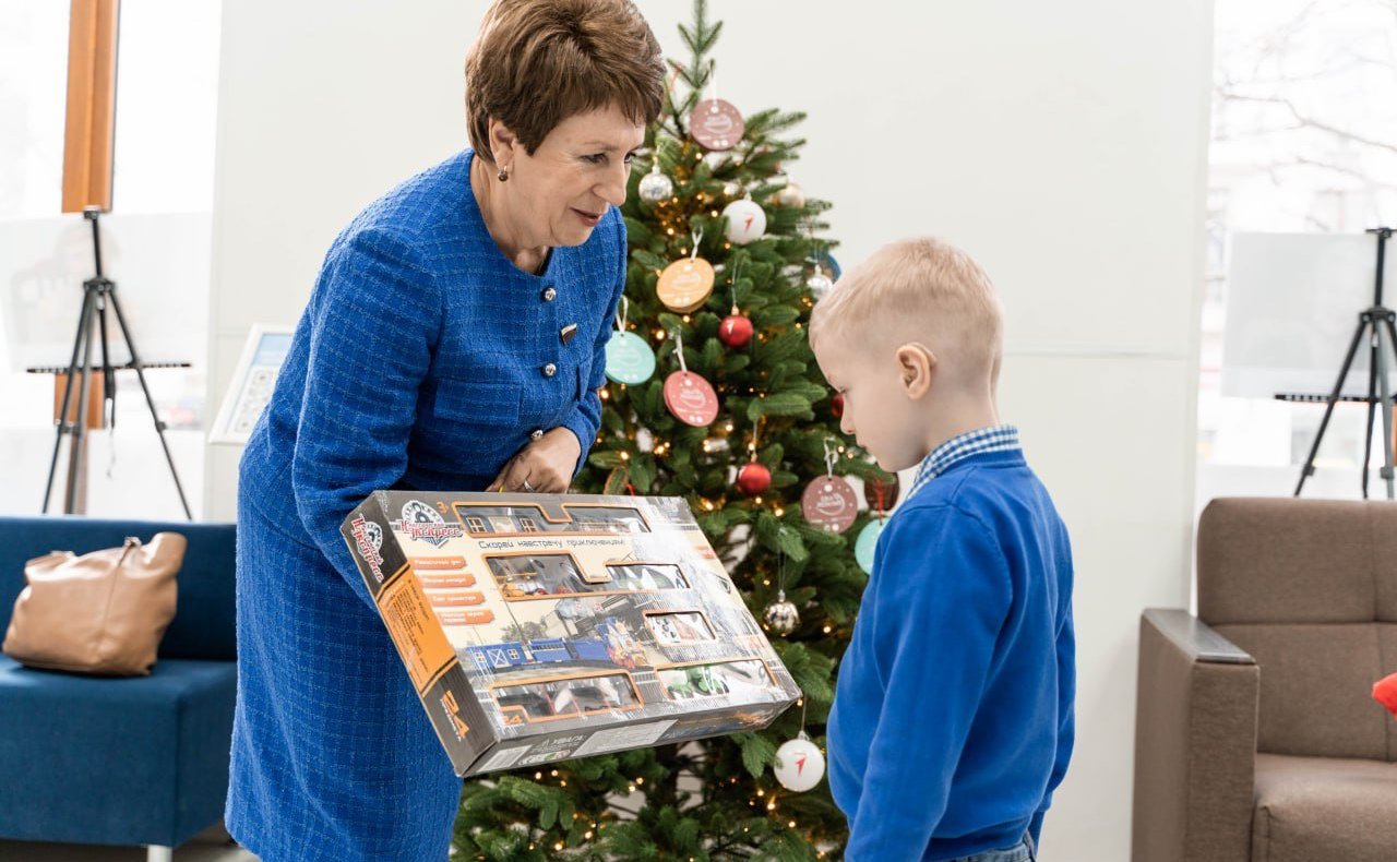 Екатерина Алтабаева в рамках федеральной акции «Ёлка желаний» вручила подарок юному севастопольцу Вячеславу