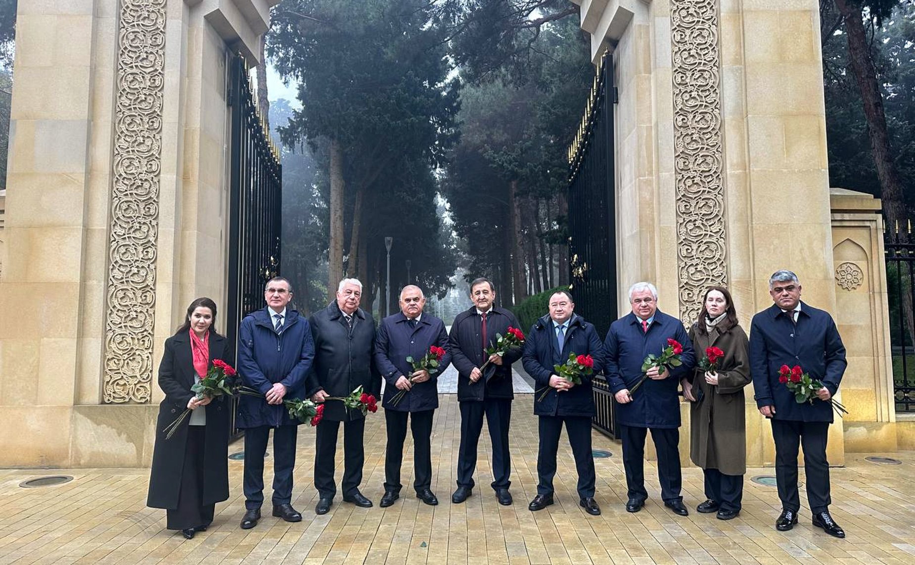 Сенатор РФ Николай Федоров и депутат Государственной Думы Казбек Тайсаев возложили цветы к могиле общенационального лидера азербайджанского народа Гейдара Алиева и почтили память выдающегося государственного и политического деятеля