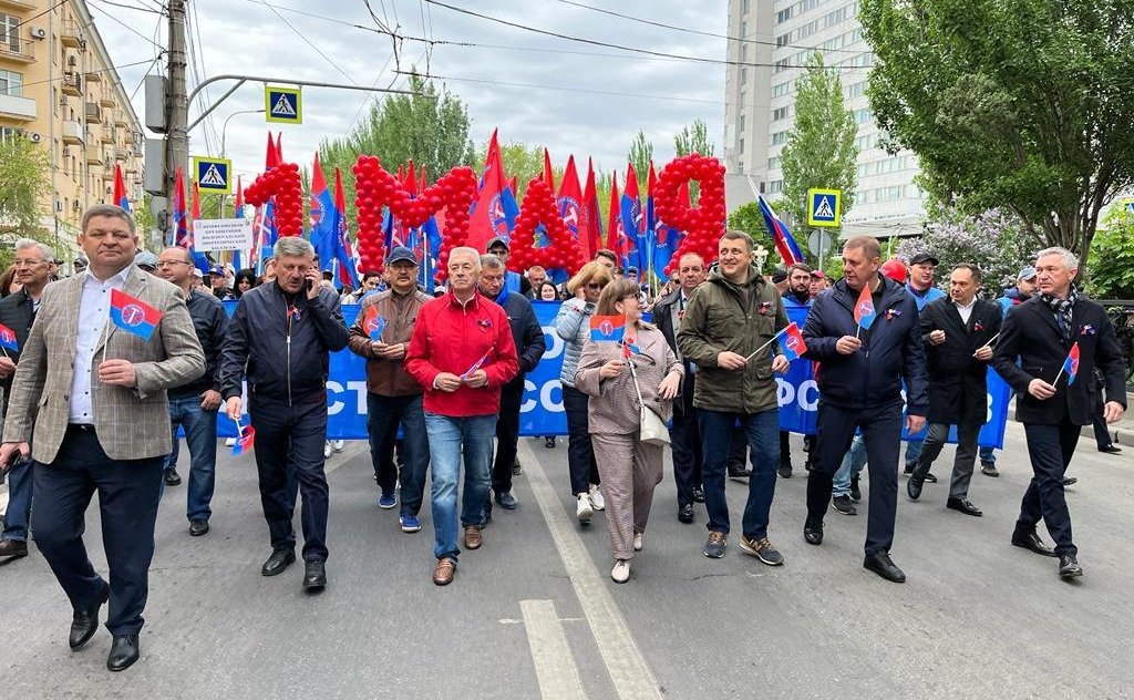 Николай Семисотов принял участие в первомайской демонстрации, которая состоялась в центре города-героя Волгограда