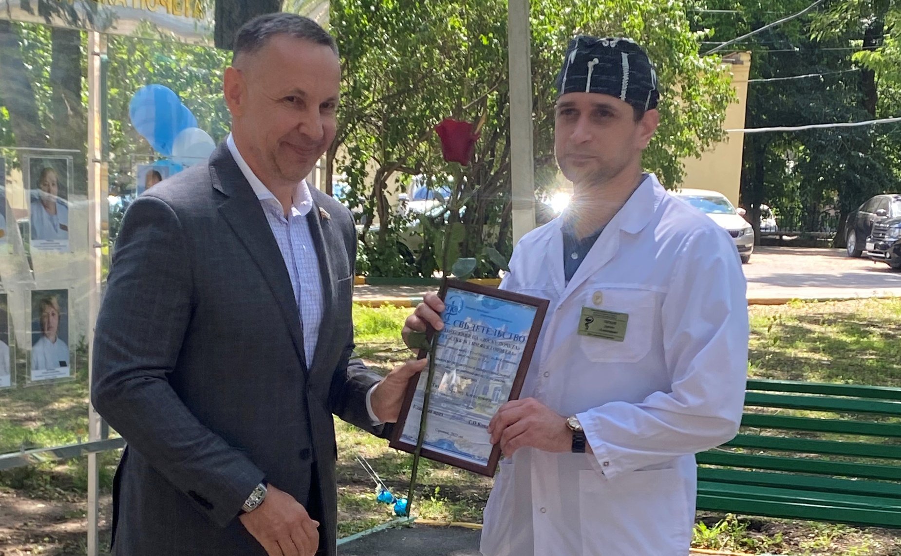 Олег Алексеев в ходе рабочей поездки в регион поздравил медицинских работников города Саратова с профессиональным праздником