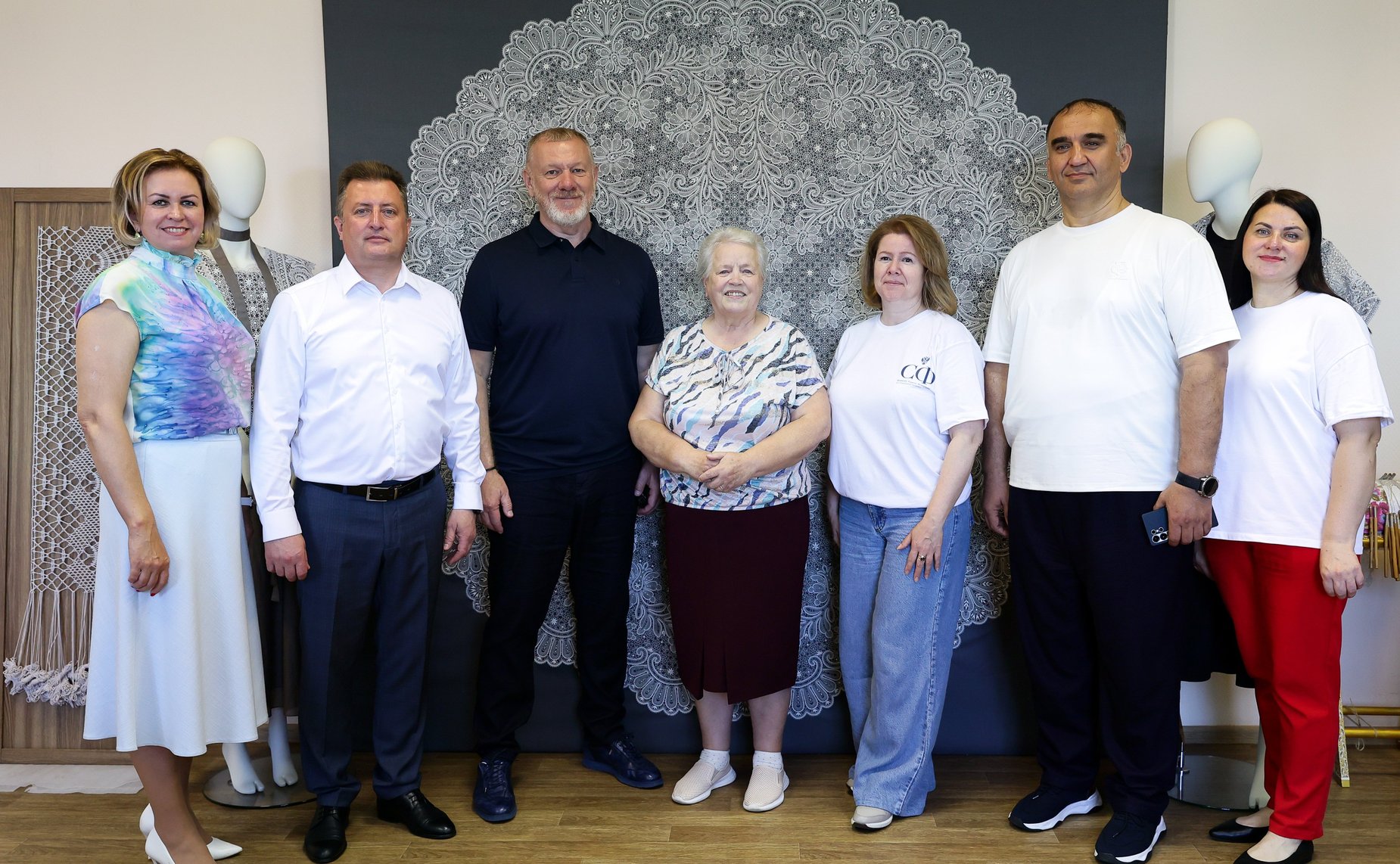 Сенаторы посетили производство народного промысла — кружевную фабрику «Северные узоры»