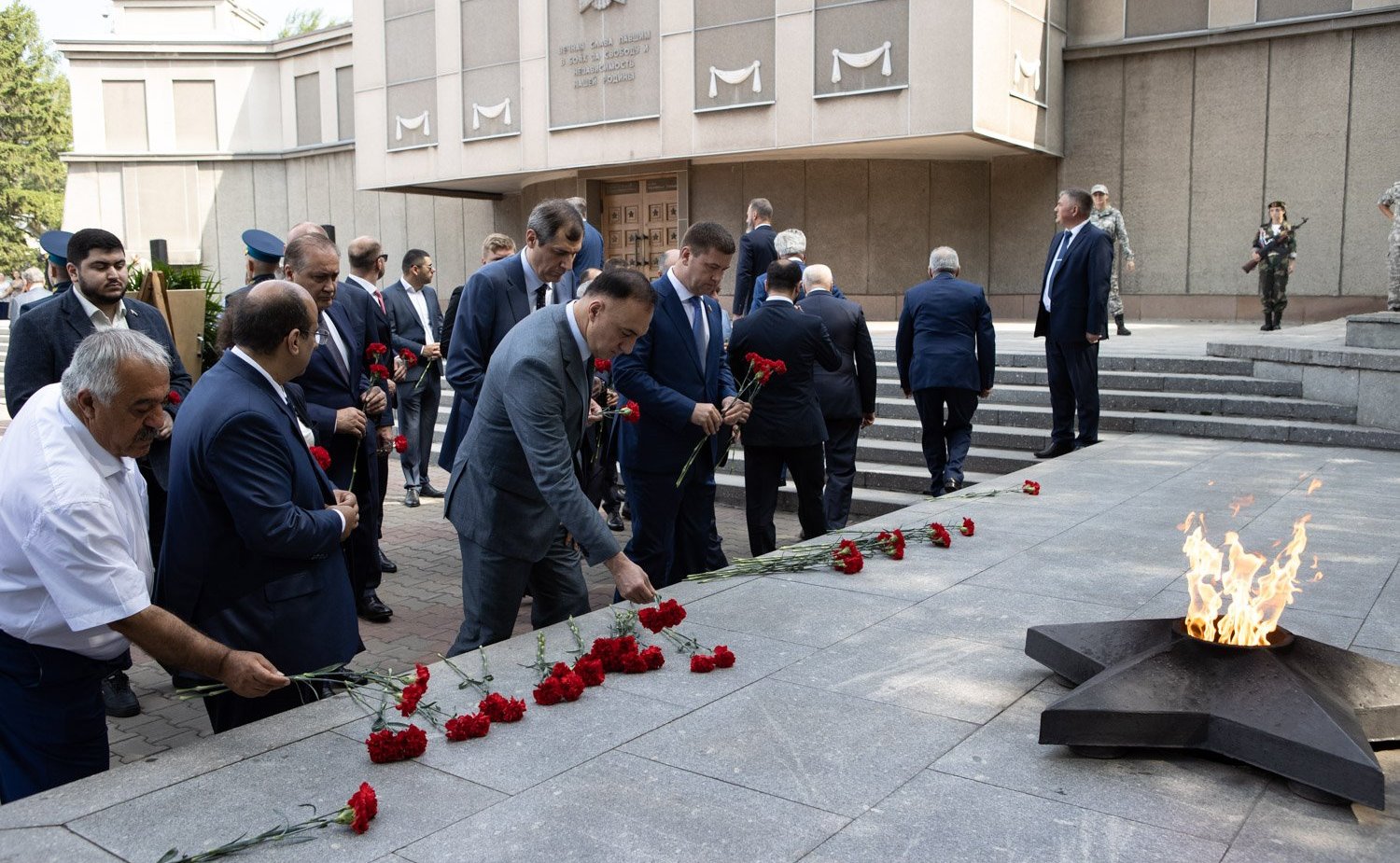 Члены парламентских делегаций России и Армении приняли участие в церемонии возложения цветов к Вечному огню на мемориале Победы