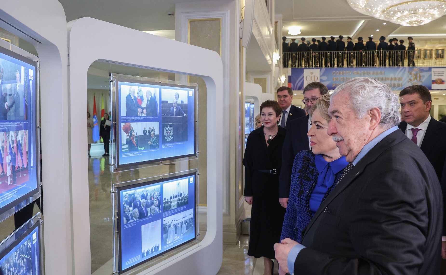 Валентина Матвиенко осмотрела развернутую в здании верхней палаты парламента фотовыставку информационного агентства ТАСС, посвященную 30-летию СФ