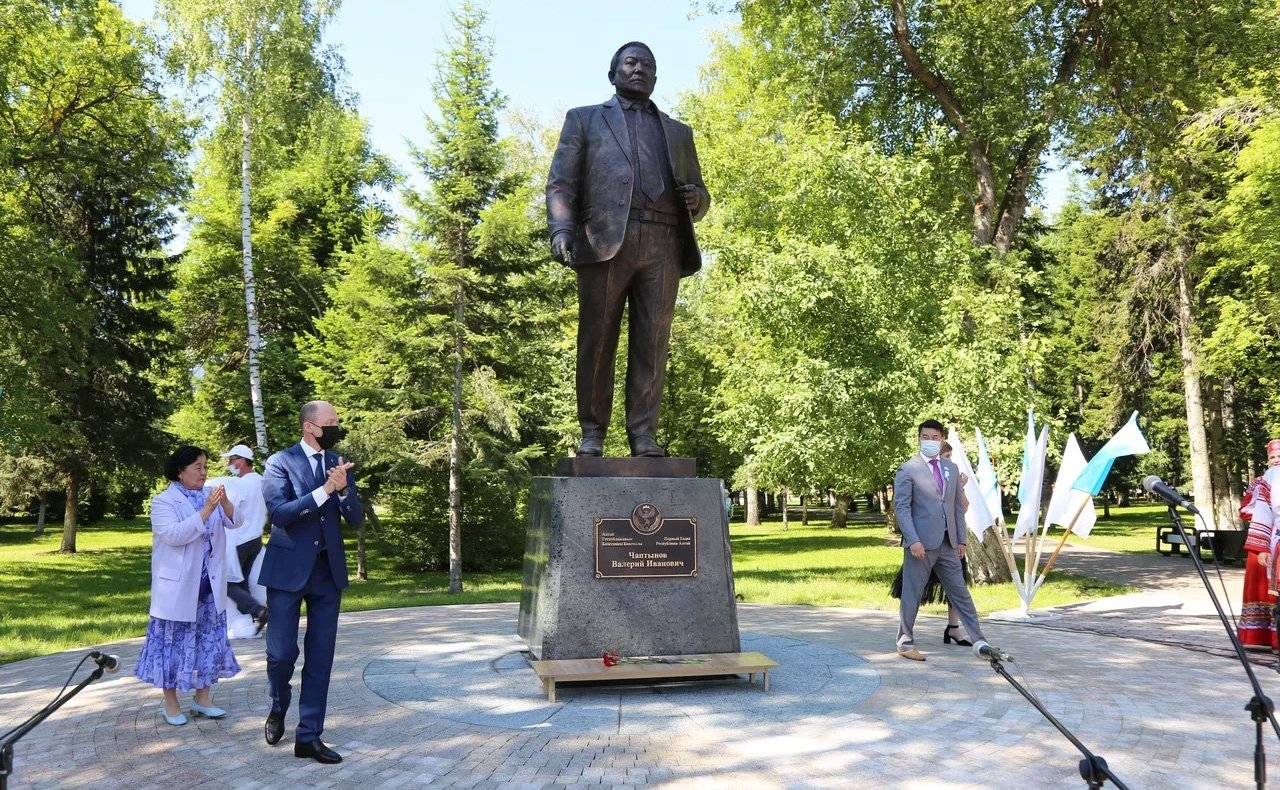Открытие памятника первому главе Республики — председателю Горно-Алтайского облисполкома, председателю Государственного Собрания – Эл Курултай Валерию Чаптынову