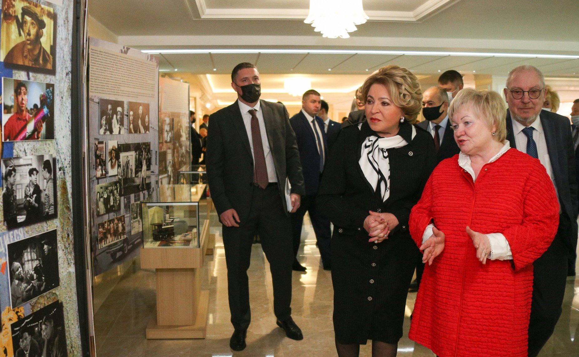 Валентина Матвиенко осмотрела выставку, посвященную 100-летию со дня рождения Юрия Никулина