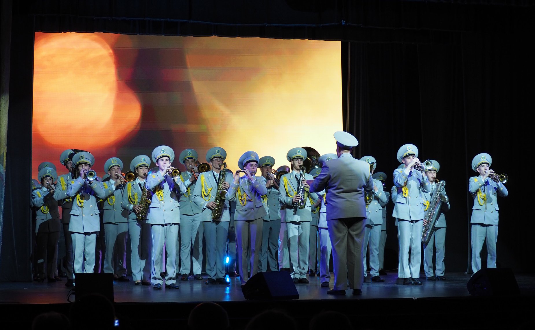 Перед участниками церемонии выступили Духовой оркестр Академии им. М. Матусовского, народный ансамбль современного танца «Диалект», студенты кафедры хореографического искусства ЛГАКИ