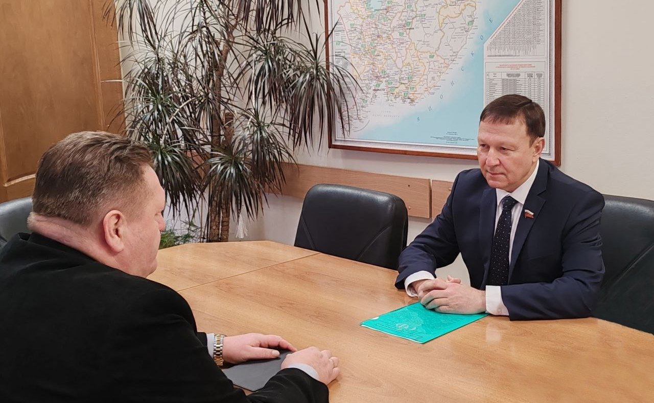 Александр Ролик провел рабочую встречу с первым заместителем министра труда и социальной политики Приморского края Антоном Нечухаевым