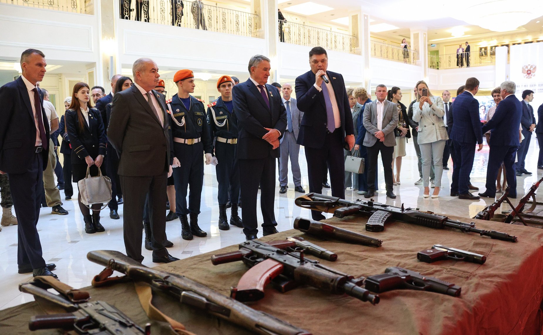 Юрий Воробьев и Дмитрий Василенко открыли в Совете Федерации выставку «Невыученные уроки истории. Связь времен. Пропаганда ненависти»