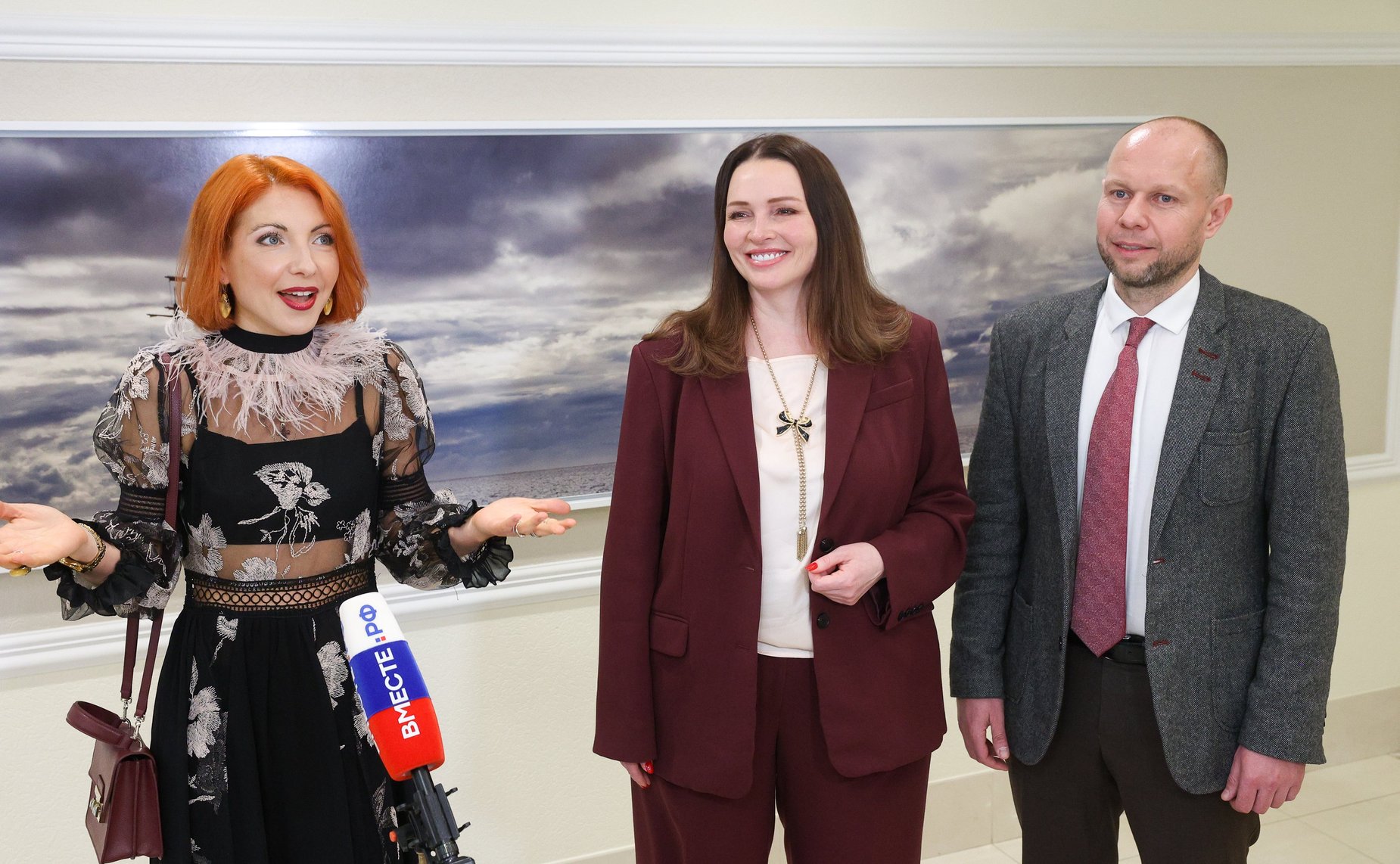 Церемония открытия выставки работ художника из Нижнего Новгорода А. Клейнер, наставника победителя Всероссийского конкурса детского рисунка «Жизнь, деленная на граммы»