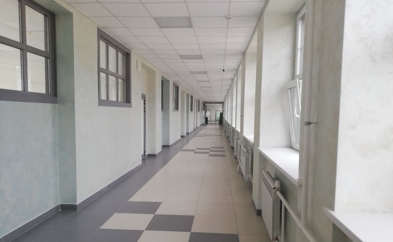 Татьяна Гигель в ходе рабочей командировки по региону познакомилась с ходом капитального ремонта в Кызыл-Озекской общеобразовательной школе Майминского района