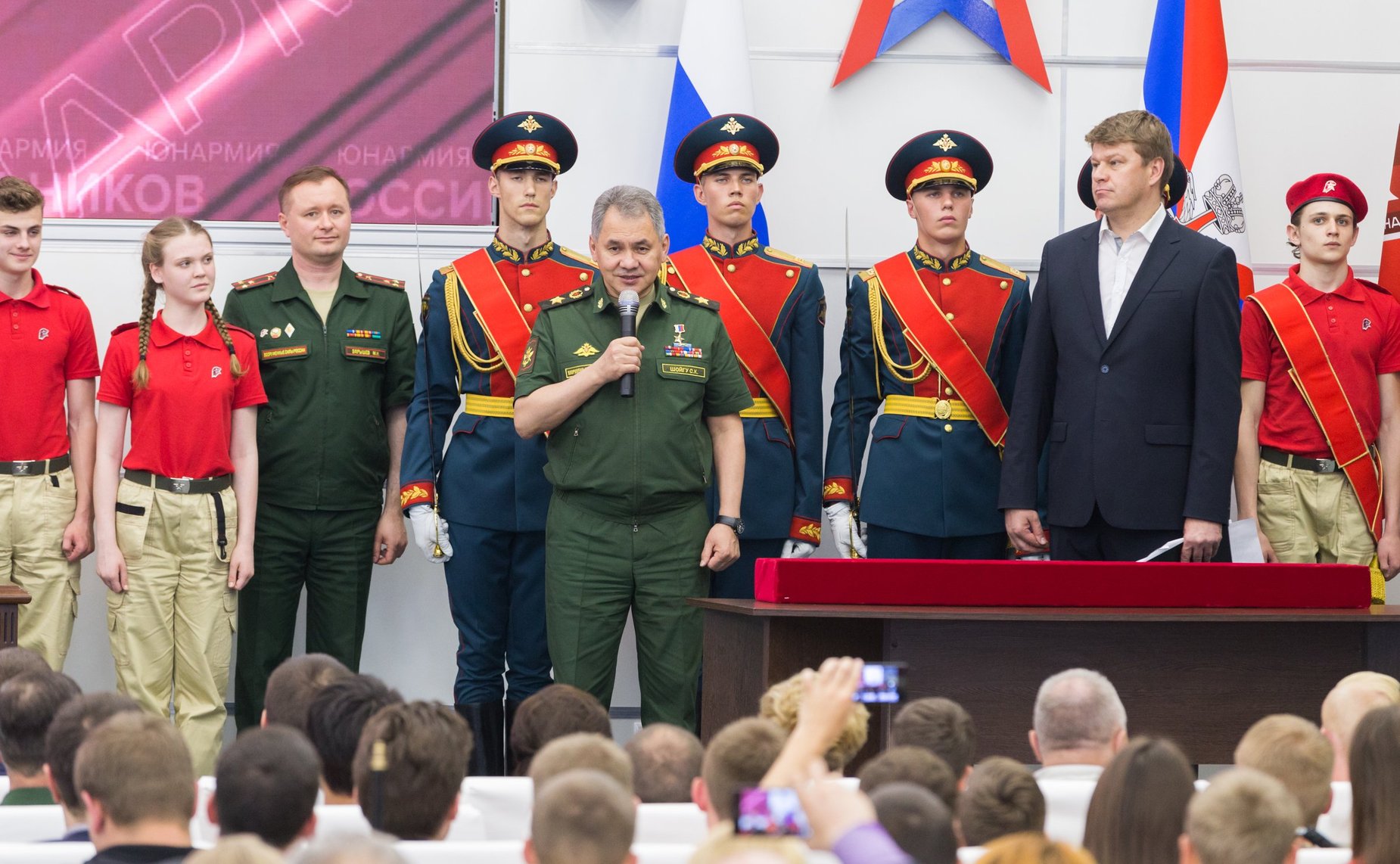 Ю. Воробьев посетил первый слет всероссийского военно-патриотического движения Юнармия