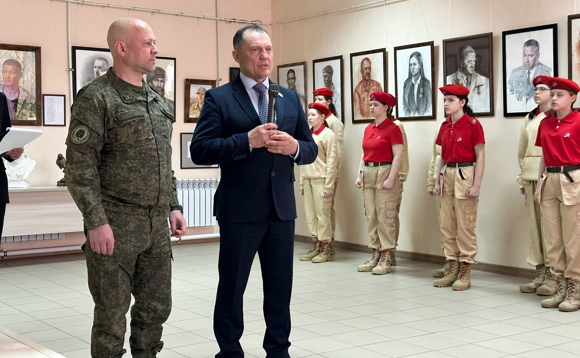 Игорь Мурог принял участие в открытии выставки «Родина в сердце Героя» в Ряжском Доме культуры, приуроченной к 80-летию Великой Победы и Году защитника Отечества