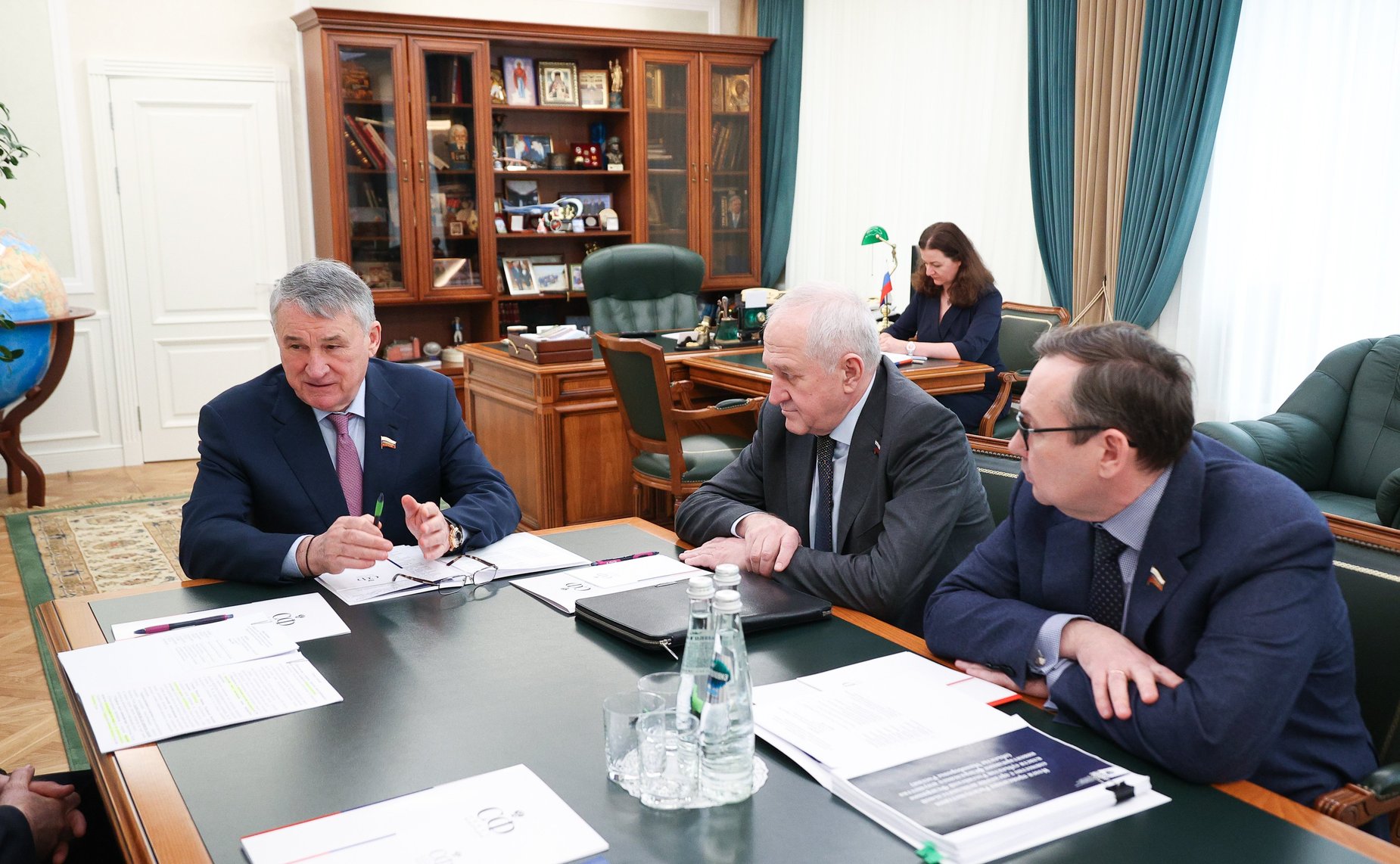 Заместитель Председателя СФ Юрий Воробьев провел рабочее совещание с представителями Министерства обороны