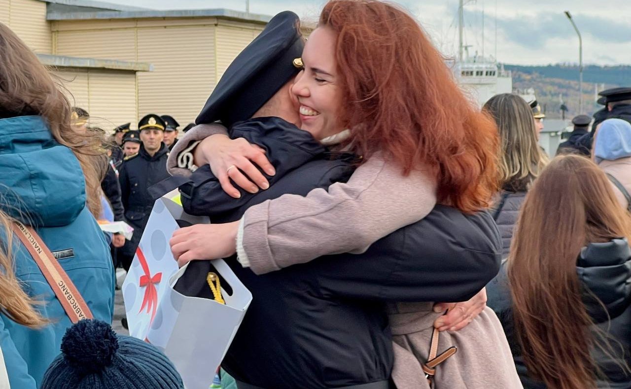 Татьяна Сахарова поздравила экипажи кораблей Северного флота с возвращением в Североморск после длительного плавания