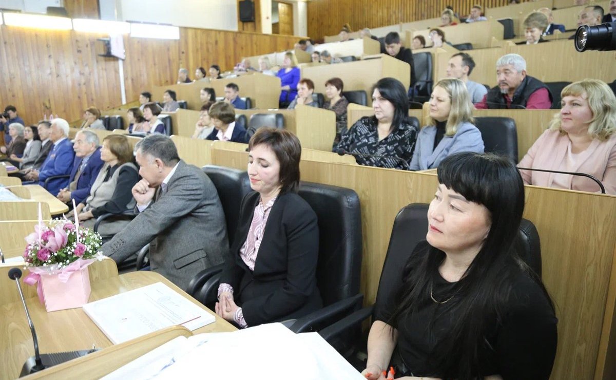 Татьяна Гигель в ходе рабочей командировки по региону приняла участие в круглом столе, посвященном 100-летию выхода первых номеров газет «Звезда Алтая» и «Алтайдын Чолмоны»