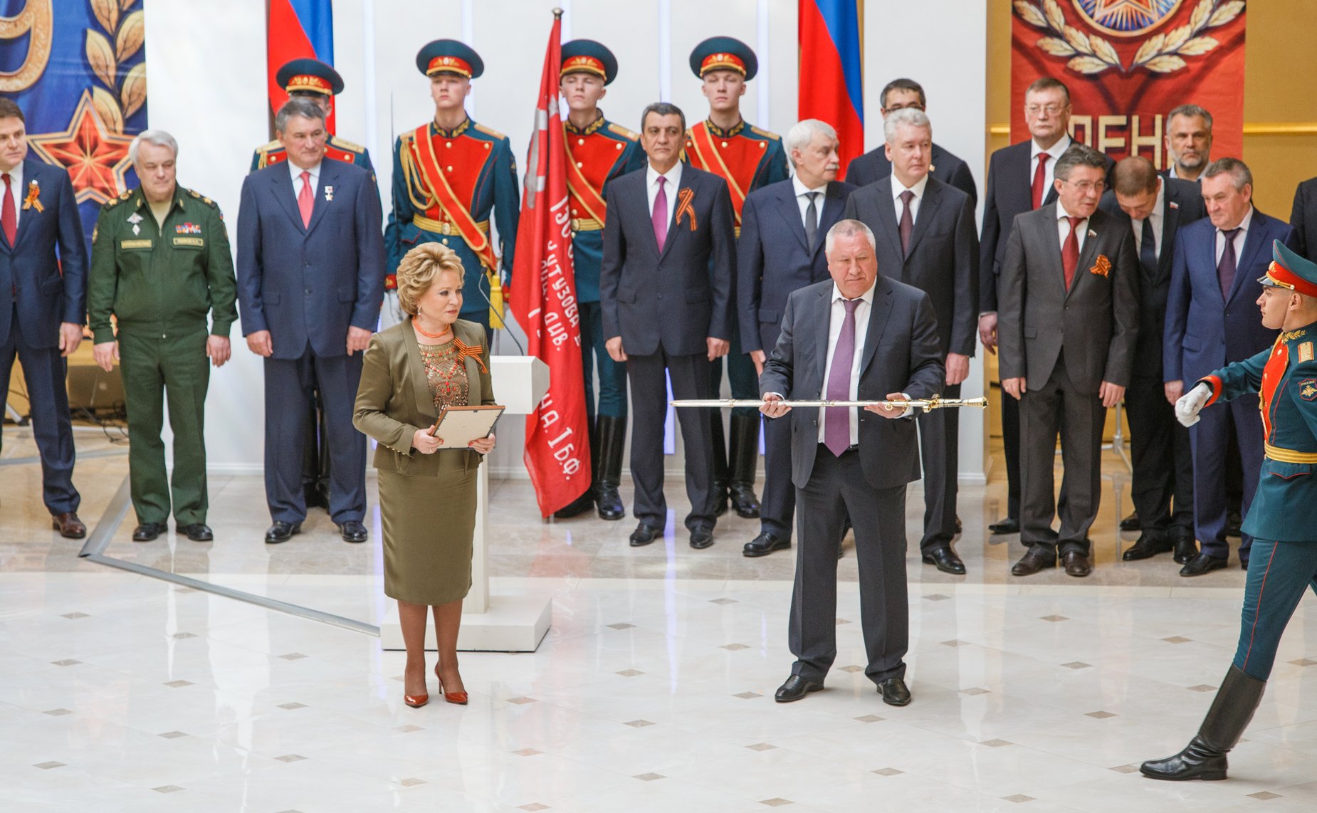 Торжественная церемония награждения российских городов-героев памятными 