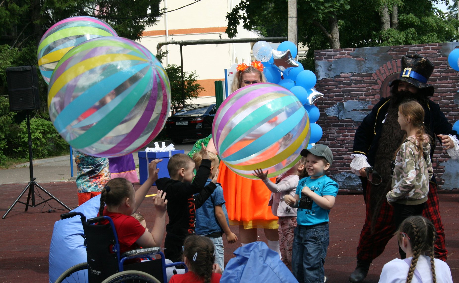 Елена Писарева в Новгородском реабилитационном центре побеседовала с родителями и приняла участие в проведении праздника для детей из Белгородской области