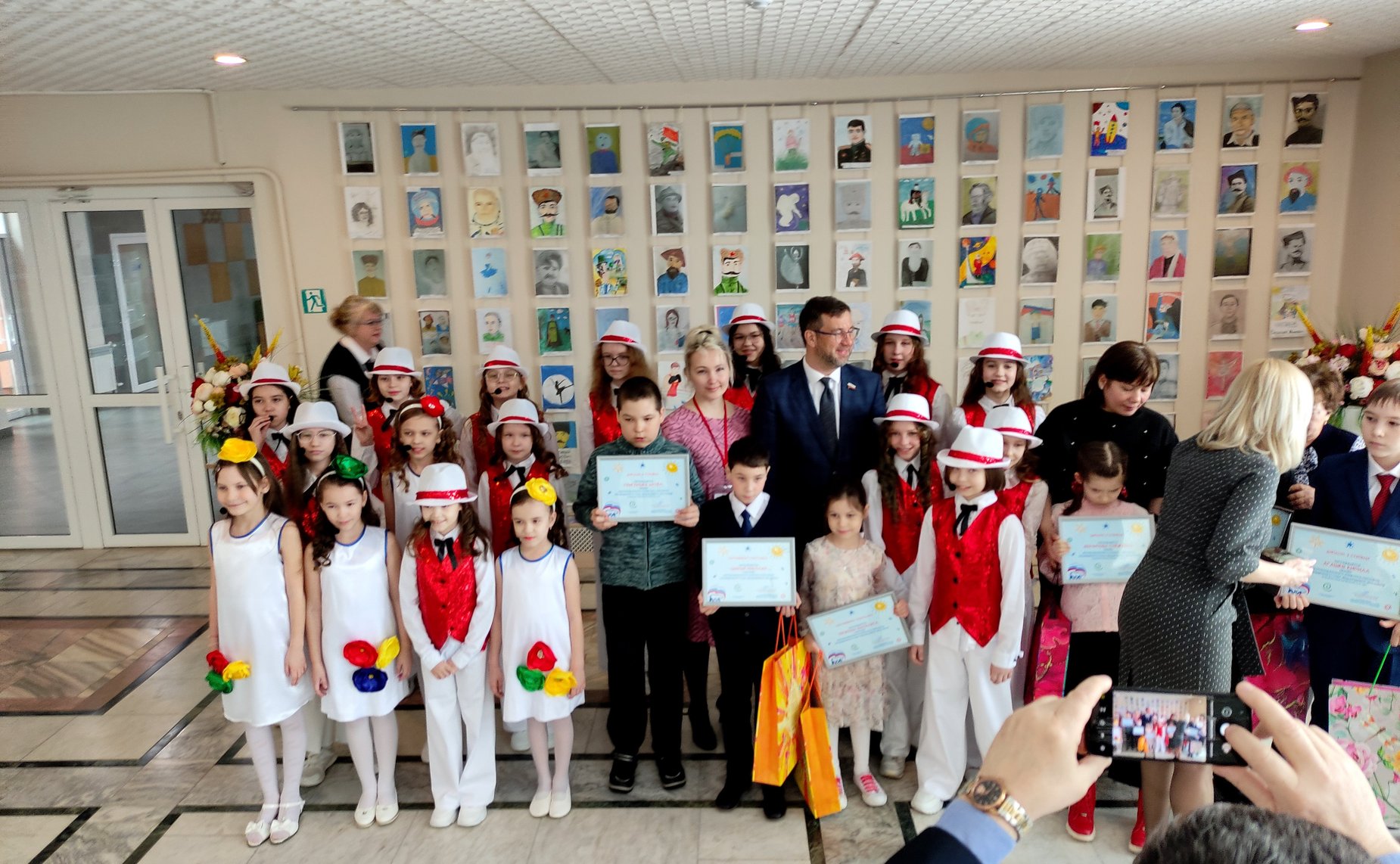 Николай Владимиров вручил награды участникам конкурса рисунков, инициированного Советом Федерации