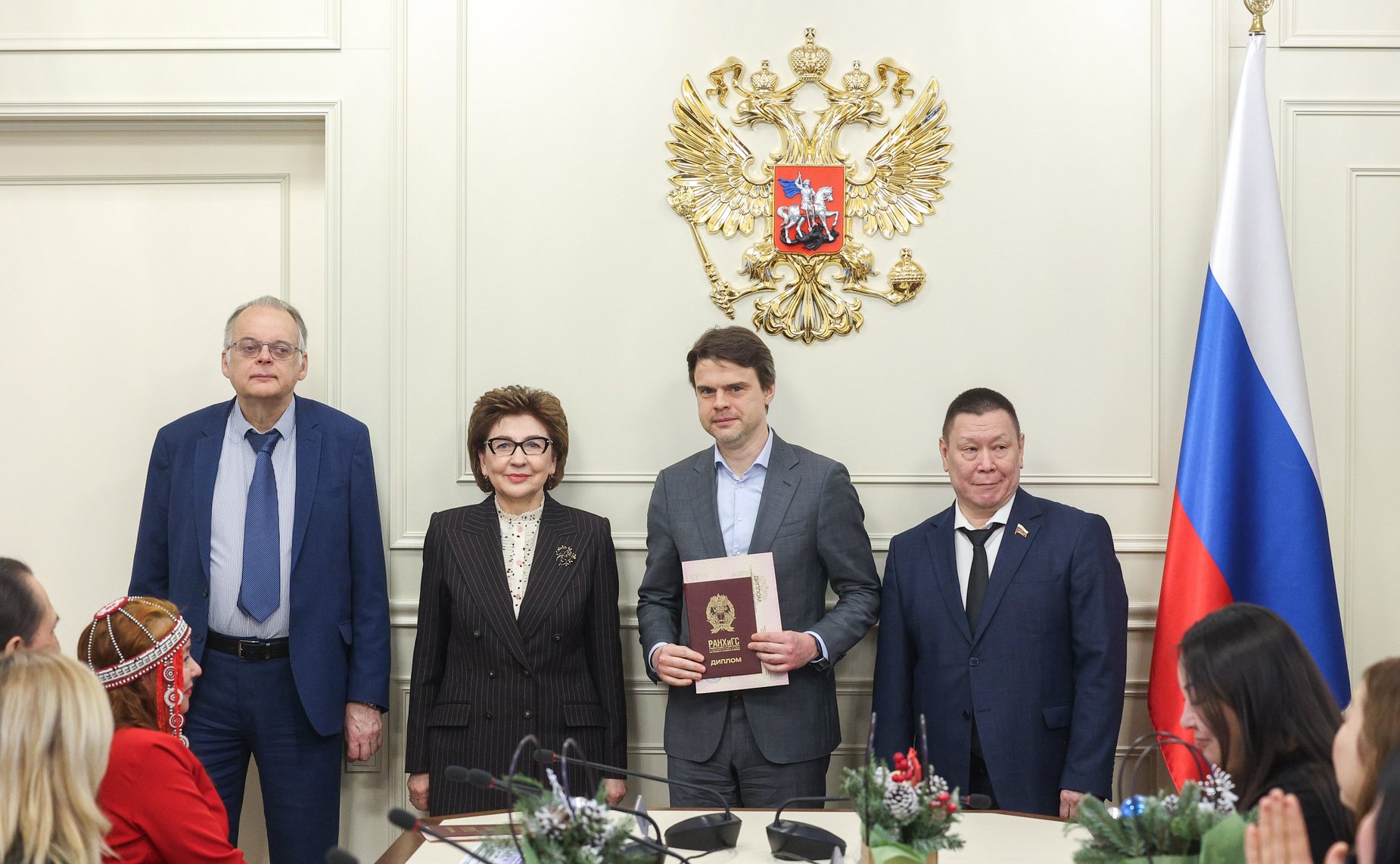 Награждение участников профессиональной переподготовки в сфере эффективных практик устойчивого развития коренных малочисленных народов Севера, Сибири и Дальнего Востока России